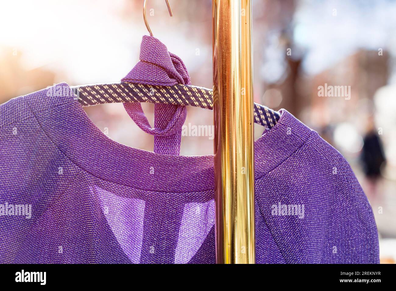Pullover accroché sur une tringle de garde-robe sur un marché aux puces Banque D'Images