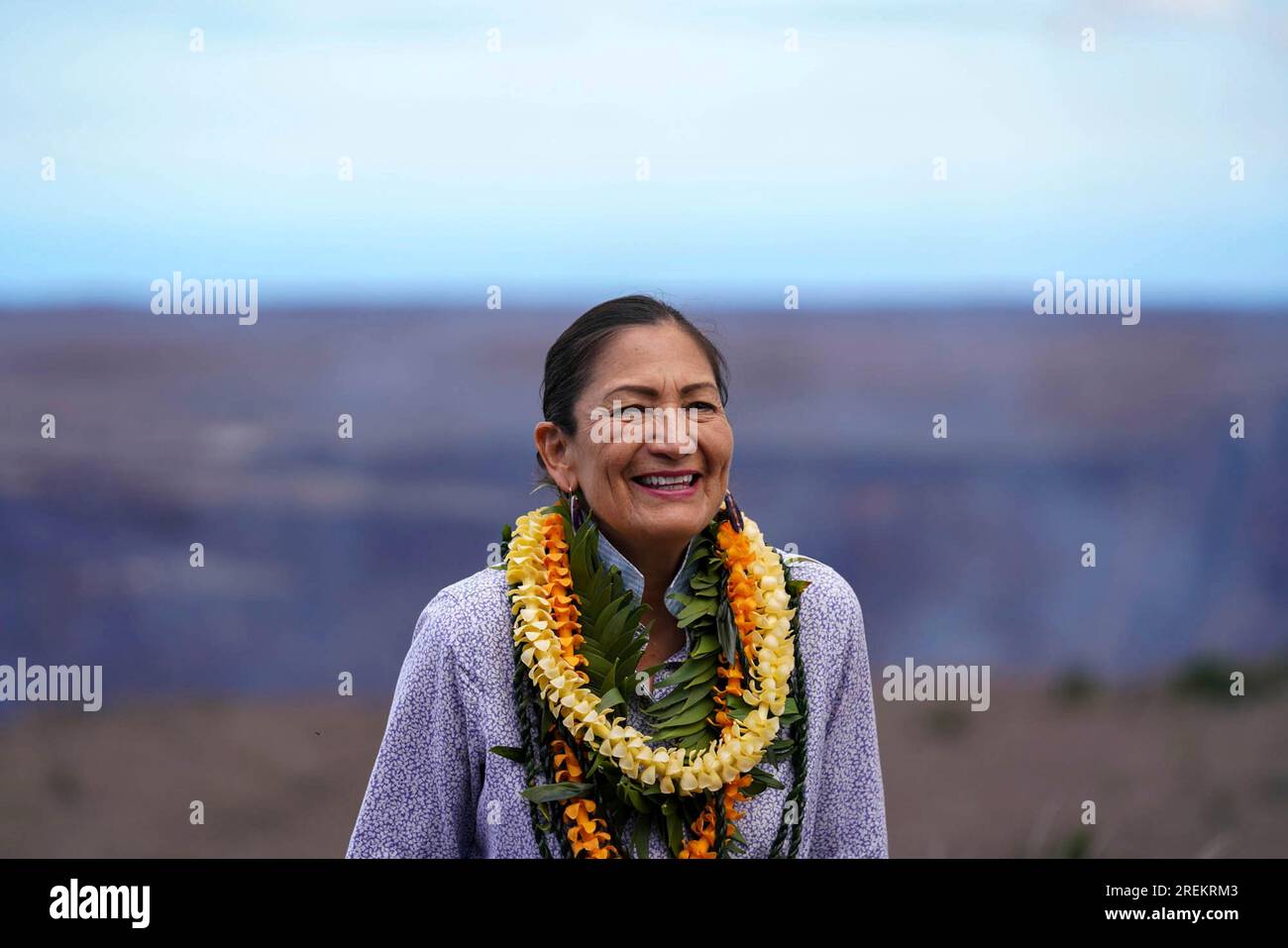 Hawaii, États-Unis d'Amérique. 28 juin 2023. La secrétaire à l’intérieur des États-Unis, Deb Haaland, portant des sourires traditionnels de fleurs leis, lors d’une visite au parc national des volcans d’Hawaï, le 28 juin 2023 à Hawaï, aux États-Unis. Crédit : Tami A. Heilemann/États-Unis Département intérieur/Alamy Live News Banque D'Images