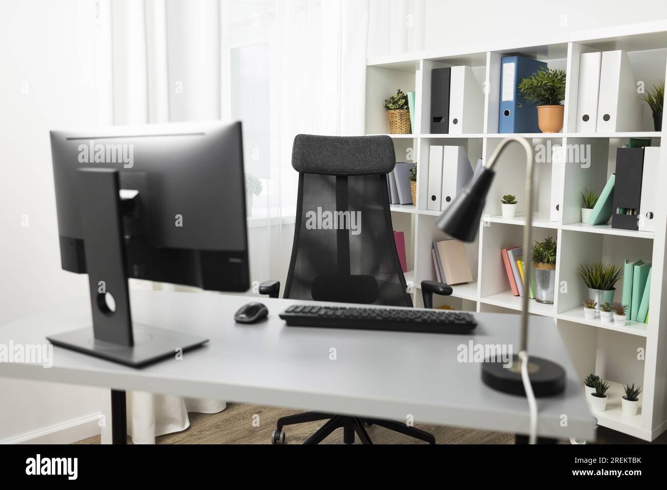 Bureau avec vue sur l'avant et chaise pour ordinateur. Résolution et haute qualité belle photo Banque D'Images