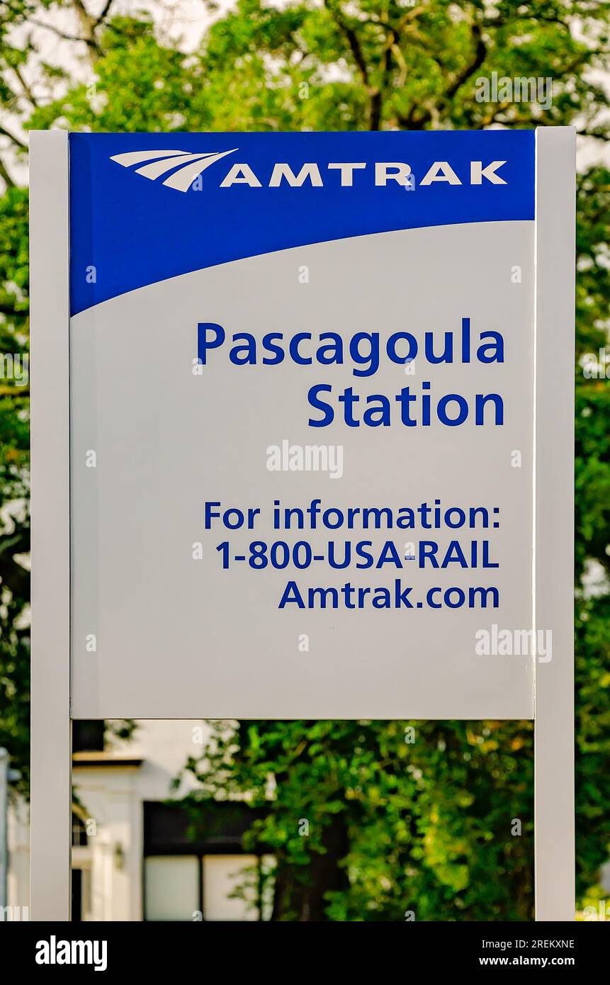 La nouvelle signalisation Amtrak est affichée au dépôt de train Pascagoula, le 11 mai 2023, à Pascagoula, Mississippi. Banque D'Images