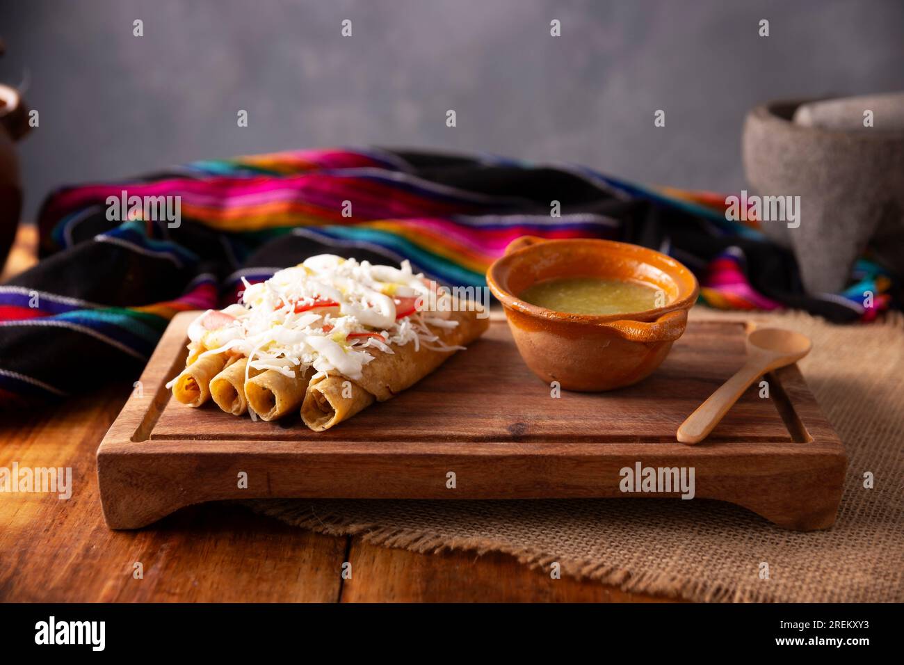 Tacos Dorados. Le plat mexicain également connu sous le nom de Flatas, se compose d'une tortilla de maïs roulé avec un peu de garniture, communément poulet ou boeuf ou option végétarienne Banque D'Images