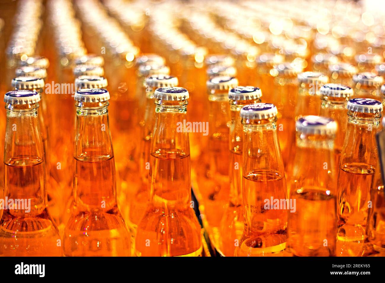 bouteilles en verre avec boisson énergétique, cidre, bière, soda, limonade. horizontal Banque D'Images