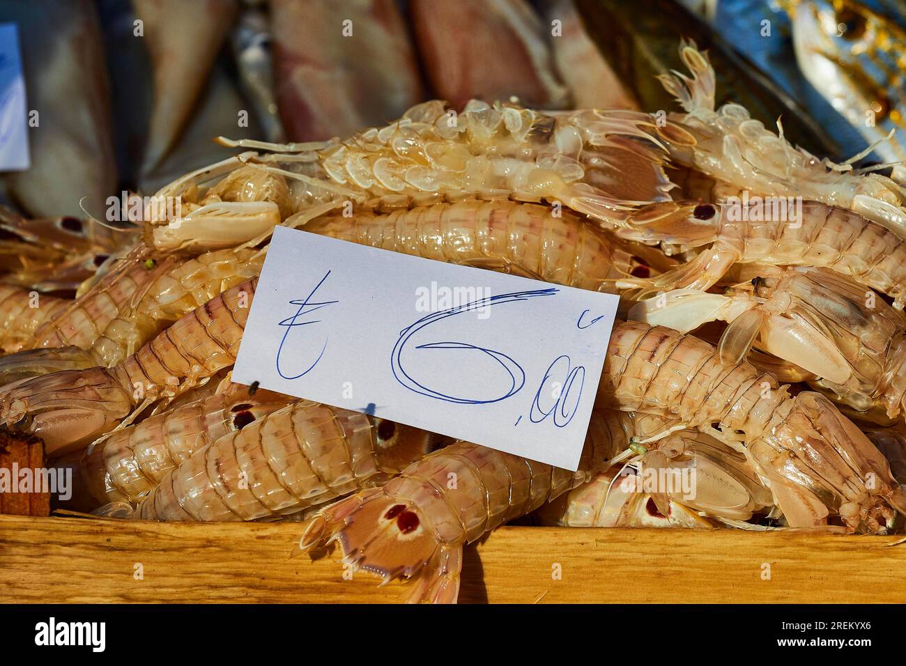 Crevettes couchées dans un tas, étiquette de prix, détail, marché aux poissons, vieille ville, Catane, côte est, Sicile, Italie Banque D'Images