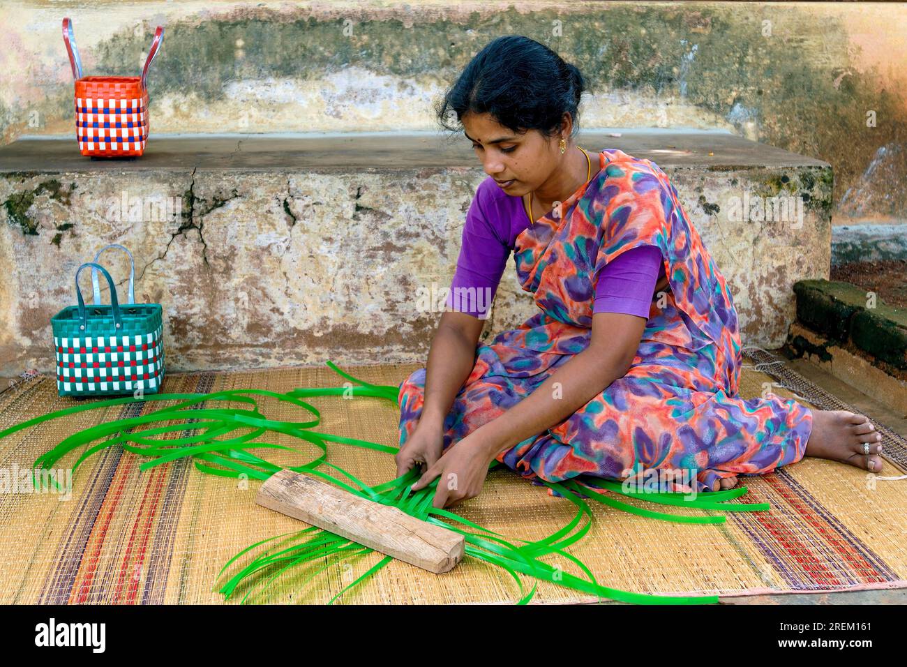 Femme tissage panier de bande en plastique à Chettinad, Tamil Nadu, Inde du Sud, Inde, Asie. Artisanat Cottage Industry Banque D'Images