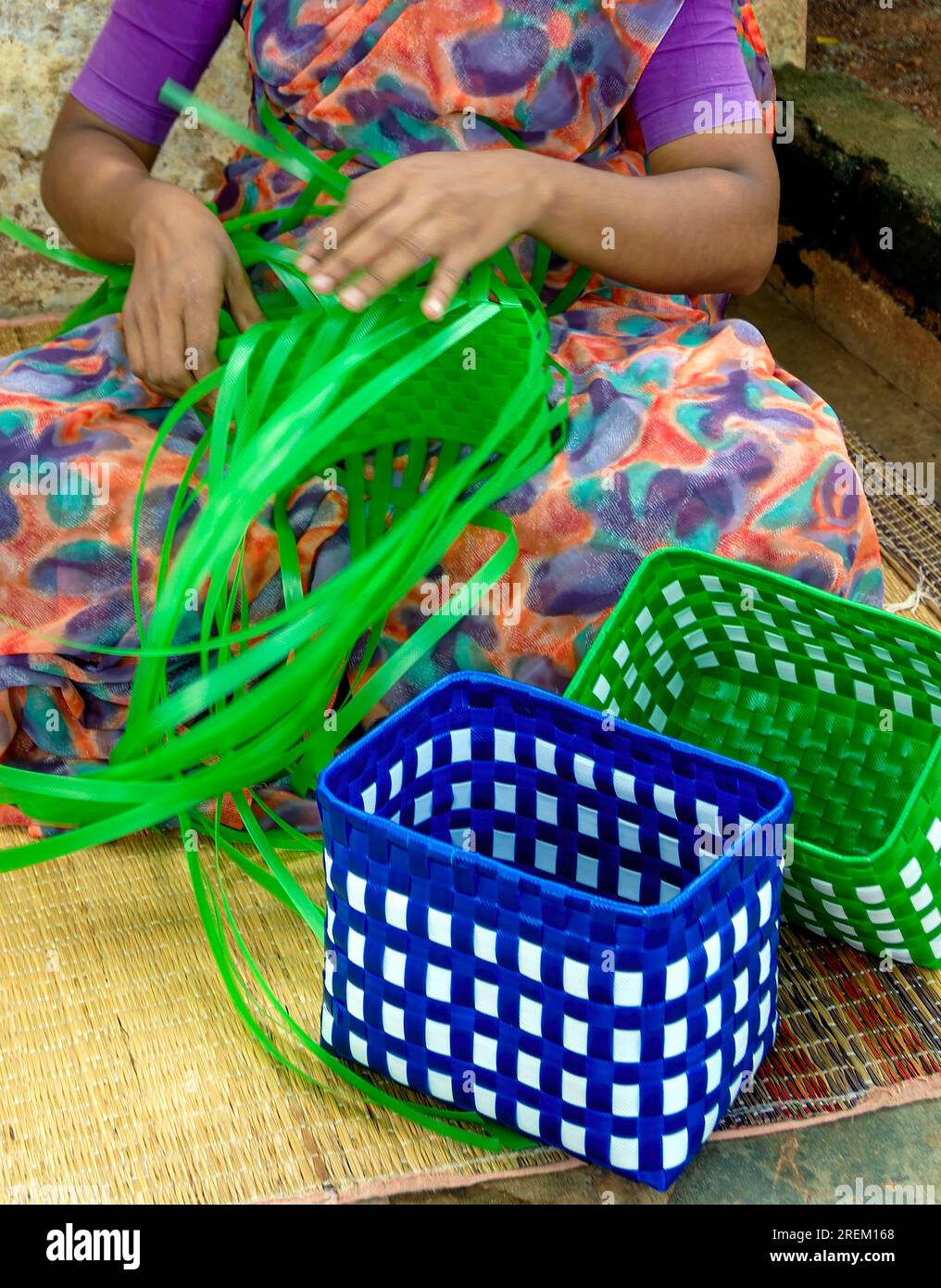 Femme tissage panier de bande en plastique à Chettinad, Tamil Nadu, Inde du Sud, Inde, Asie. Artisanat Cottage Industry Banque D'Images