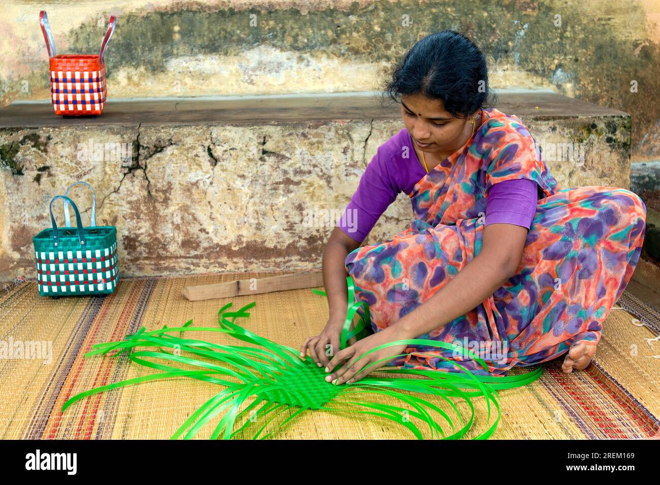 Femme tissage panier de bande en plastique à Chettinad, Tamil Nadu, Inde du Sud, Inde, Asie. Artisanat Cottage Industry Banque D'Images