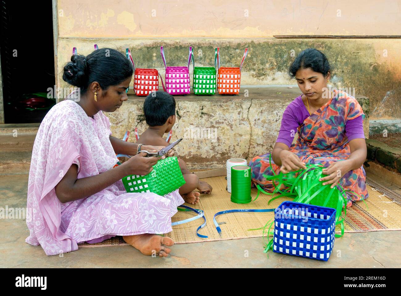 Tissage panier de bande en plastique à Chettinad, Tamil Nadu, Inde du Sud, Inde, Asie. Artisanat Cottage Industry Banque D'Images