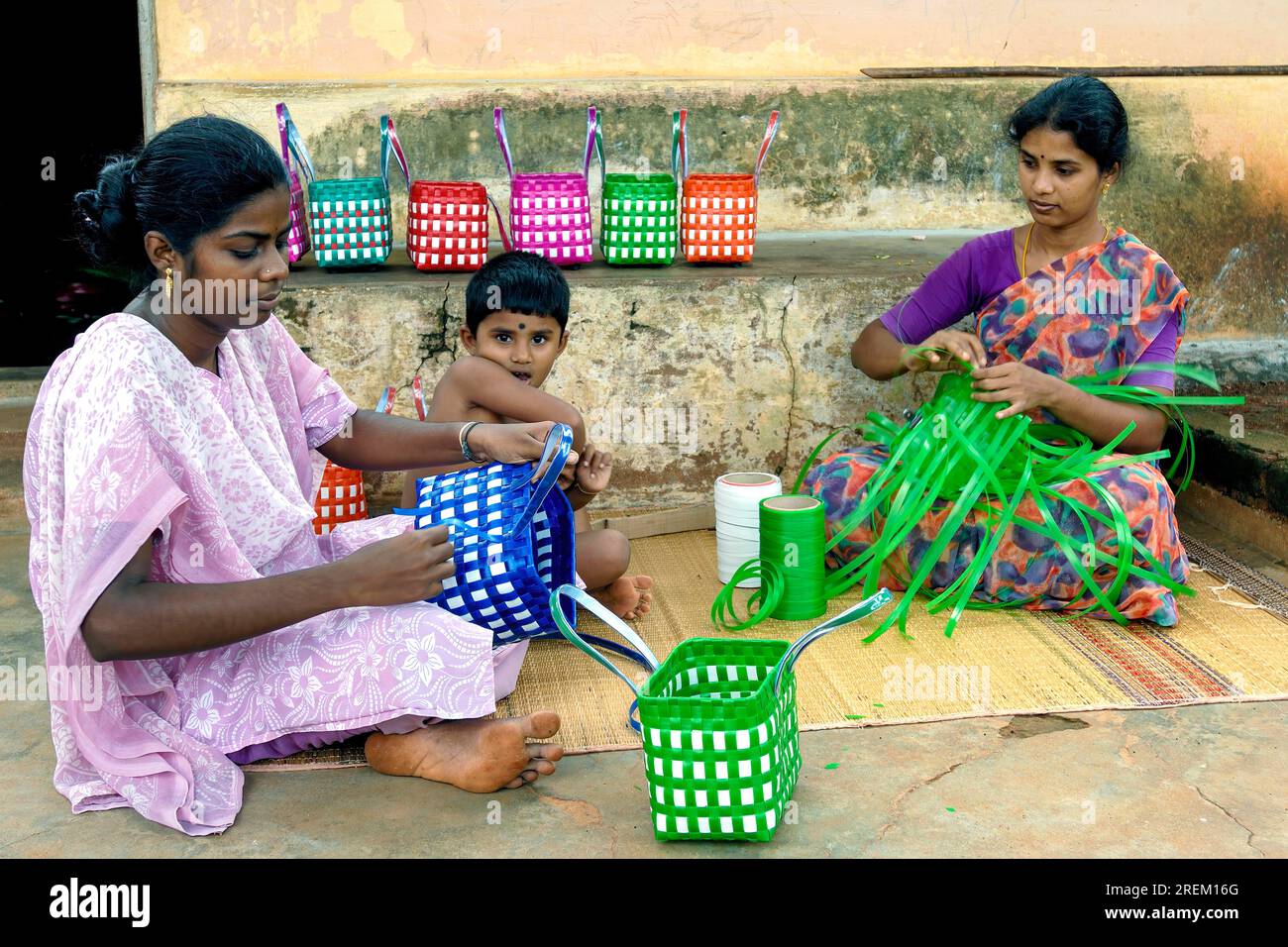 Tissage panier de bande en plastique à Chettinad, Tamil Nadu, Inde du Sud, Inde, Asie. Artisanat Cottage Industry Banque D'Images