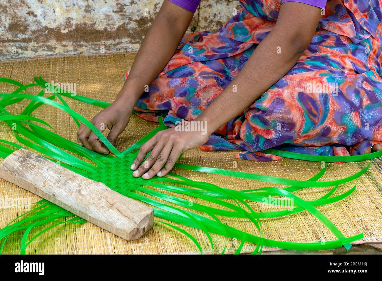 Femme tissage panier de bande en plastique à Chettinad, Tamil Nadu, Inde du Sud, Inde, Asie. Artisanat Cottage Industry Banque D'Images