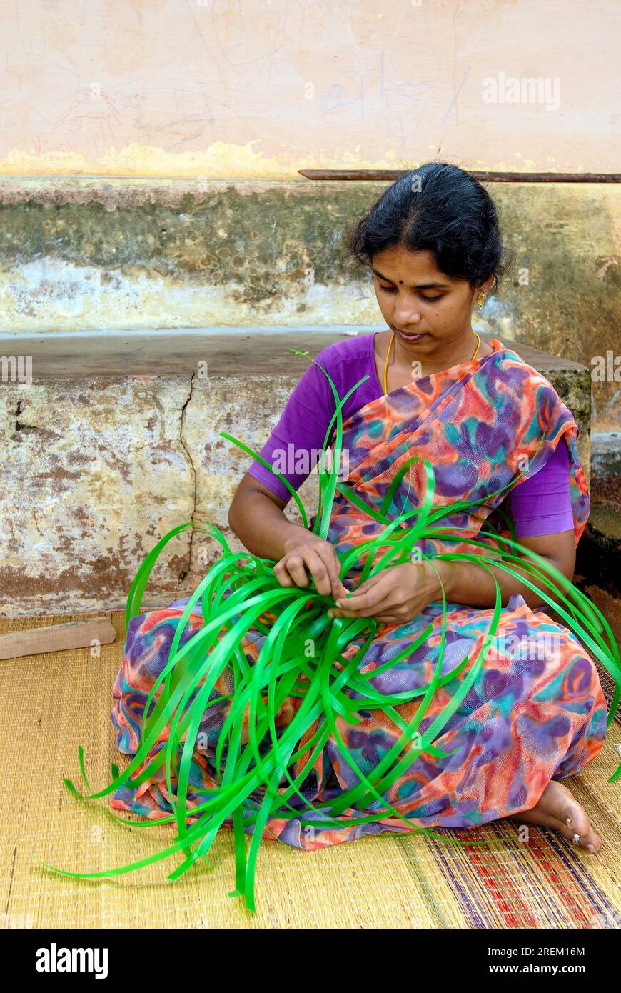 Femme tissage panier de bande en plastique à Chettinad, Tamil Nadu, Inde du Sud, Inde, Asie. Artisanat Cottage Industry Banque D'Images