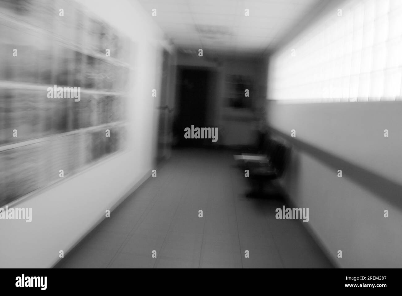 Photographie abstraite. Délibérément secoué, flou, exposé de manière incohérente. Photographie de rue créative traitée numériquement. Banque D'Images