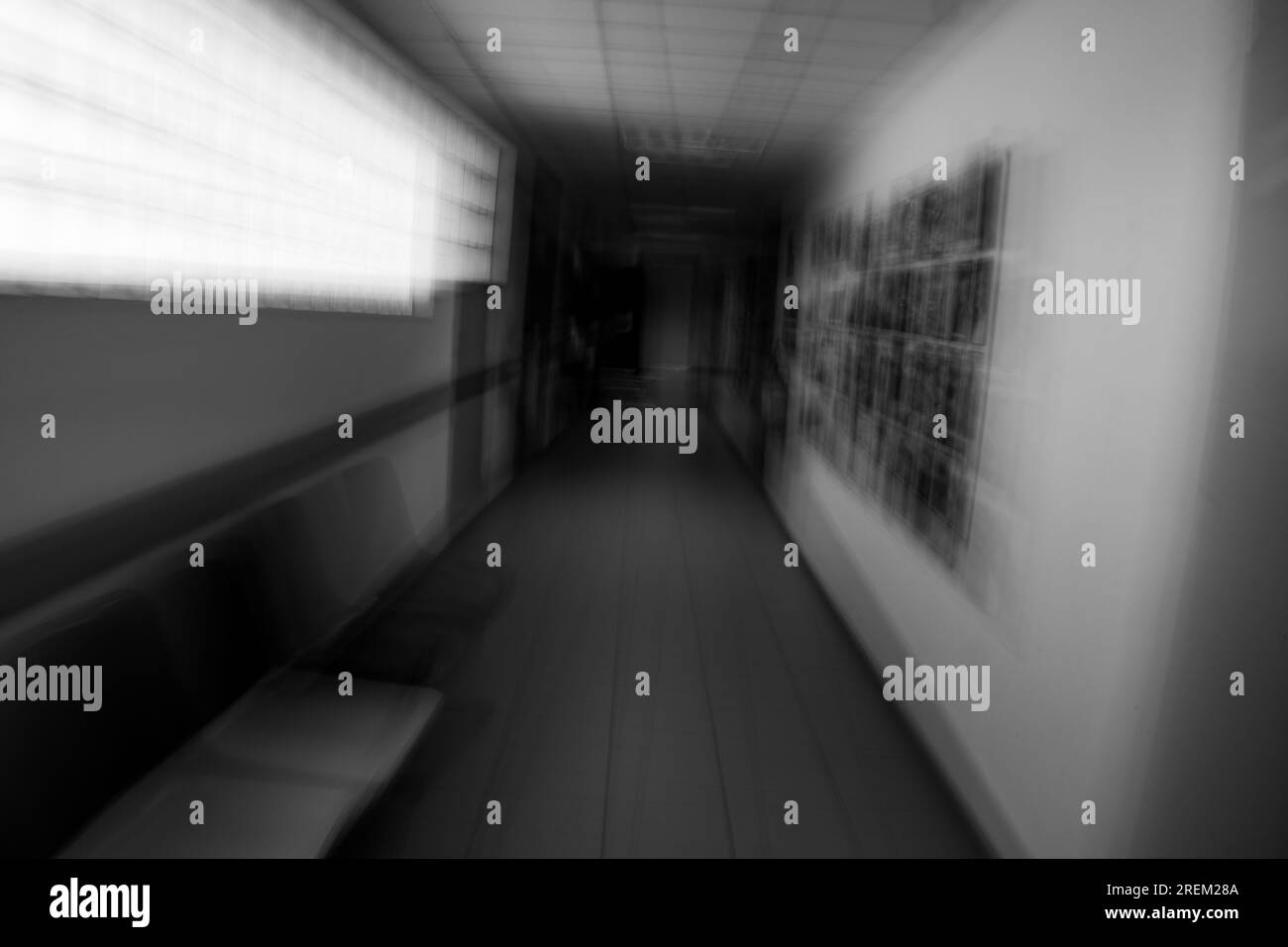 Photographie abstraite. Délibérément secoué, flou, exposé de manière incohérente. Photographie de rue créative traitée numériquement. Banque D'Images