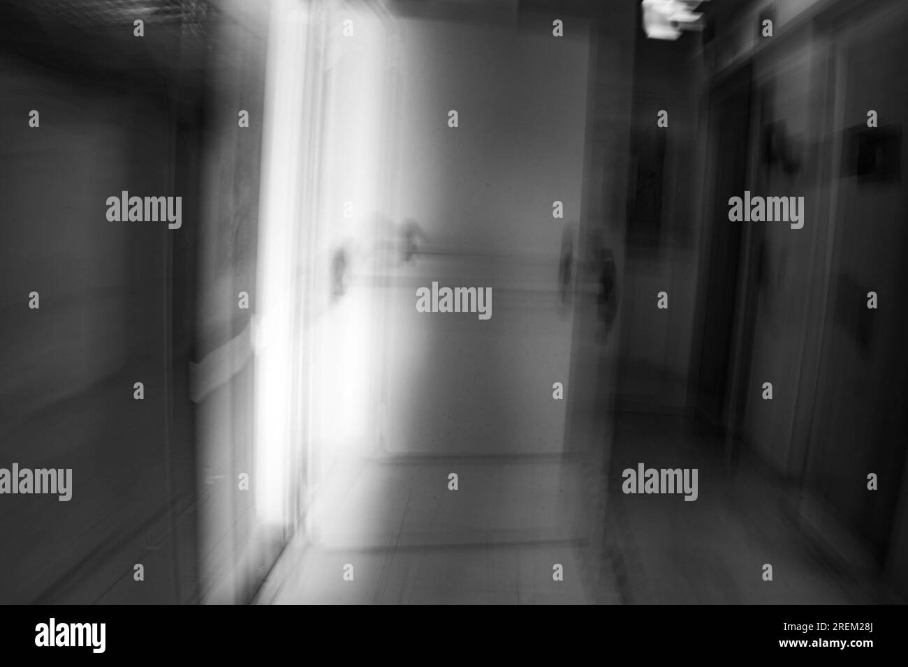 Photographie abstraite. Délibérément secoué, flou, exposé de manière incohérente. Photographie de rue créative traitée numériquement. Banque D'Images