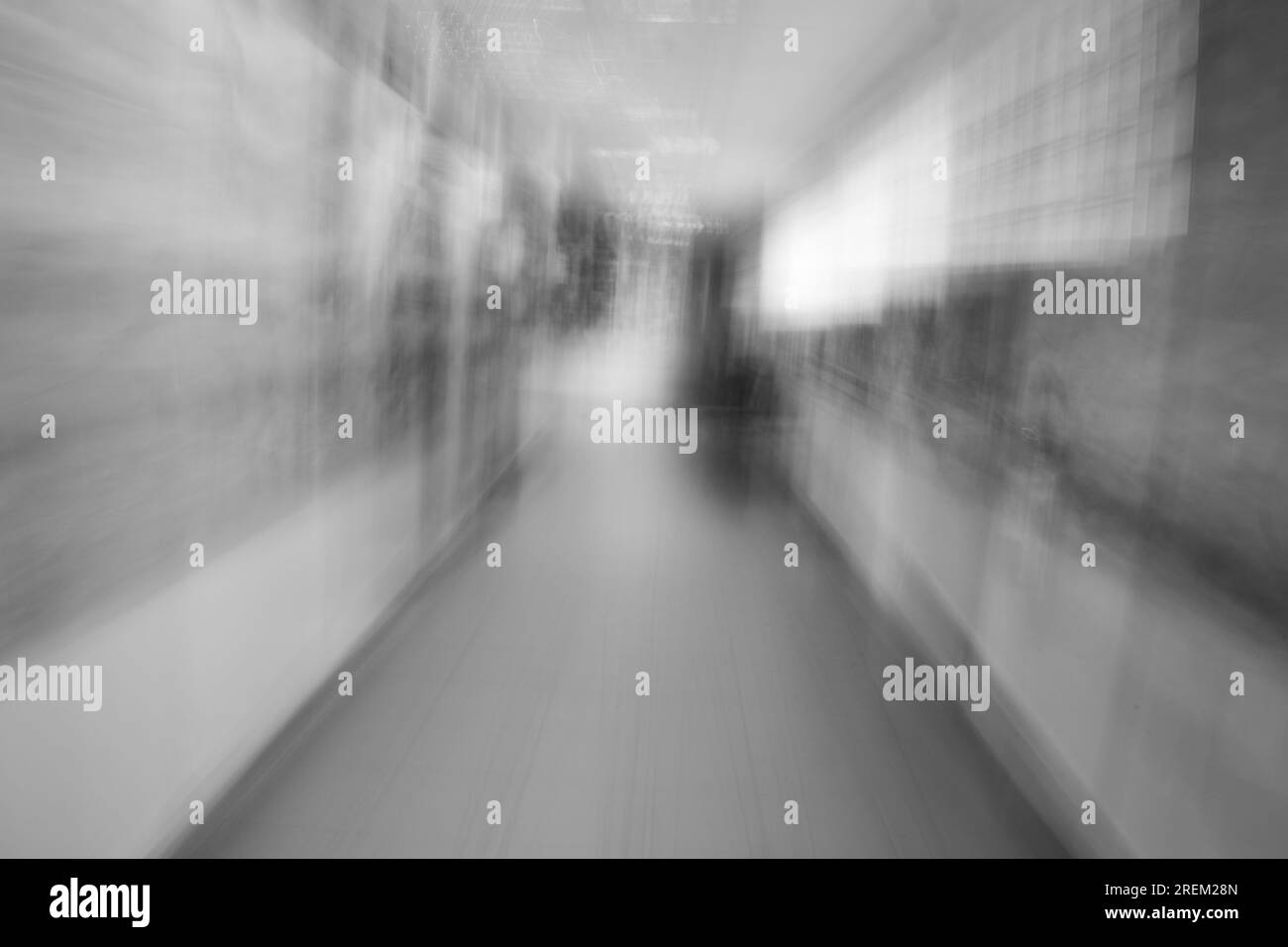 Photographie abstraite. Délibérément secoué, flou, exposé de manière incohérente. Photographie de rue créative traitée numériquement. Banque D'Images