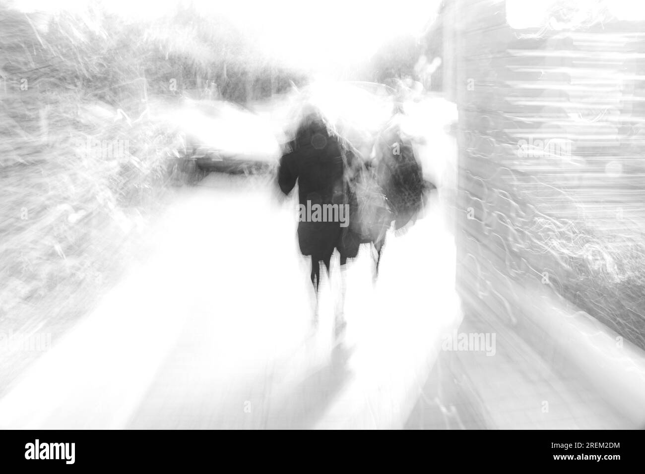 Photographie abstraite. Délibérément secoué, flou, exposé de manière incohérente. Photographie de rue créative traitée numériquement. Banque D'Images