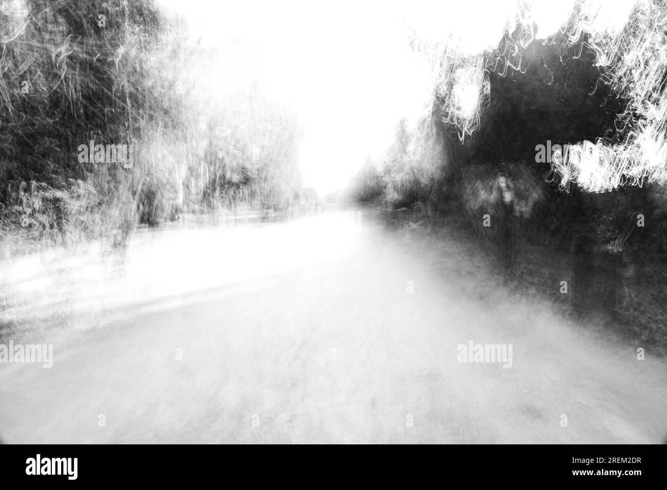 Photographie abstraite. Délibérément secoué, flou, exposé de manière incohérente. Photographie de rue créative traitée numériquement. Banque D'Images