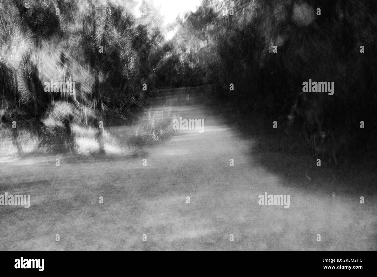 Photographie abstraite. Délibérément secoué, flou, exposé de manière incohérente. Photographie de rue créative traitée numériquement. Banque D'Images