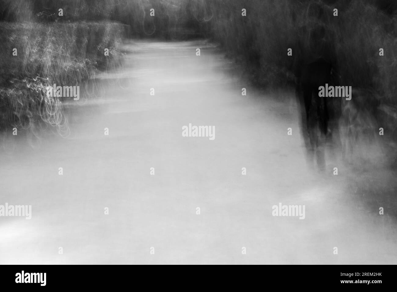 Photographie abstraite. Délibérément secoué, flou, exposé de manière incohérente. Photographie de rue créative traitée numériquement. Banque D'Images