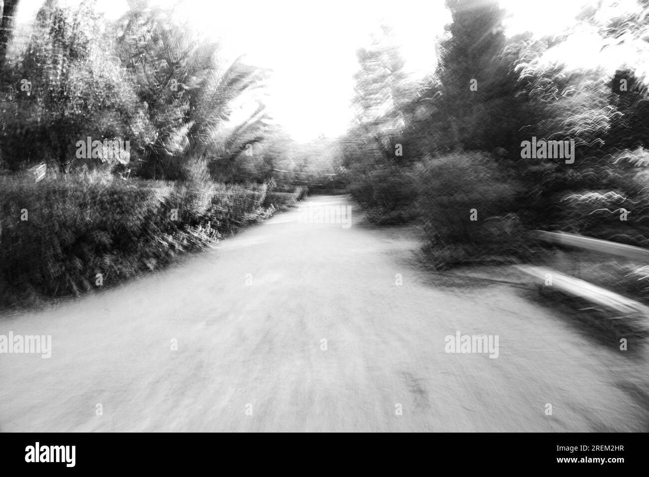 Photographie abstraite. Délibérément secoué, flou, exposé de manière incohérente. Photographie de rue créative traitée numériquement. Banque D'Images