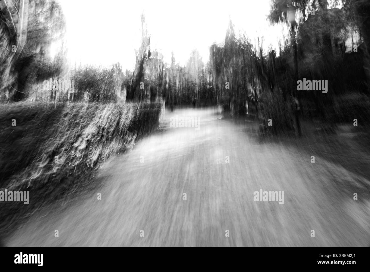 Photographie abstraite. Délibérément secoué, flou, exposé de manière incohérente. Photographie de rue créative traitée numériquement. Banque D'Images