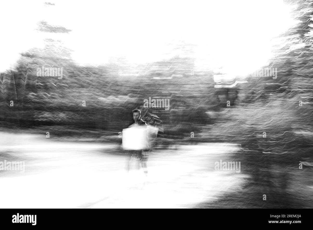 Photographie abstraite. Délibérément secoué, flou, exposé de manière incohérente. Photographie de rue créative traitée numériquement. Banque D'Images