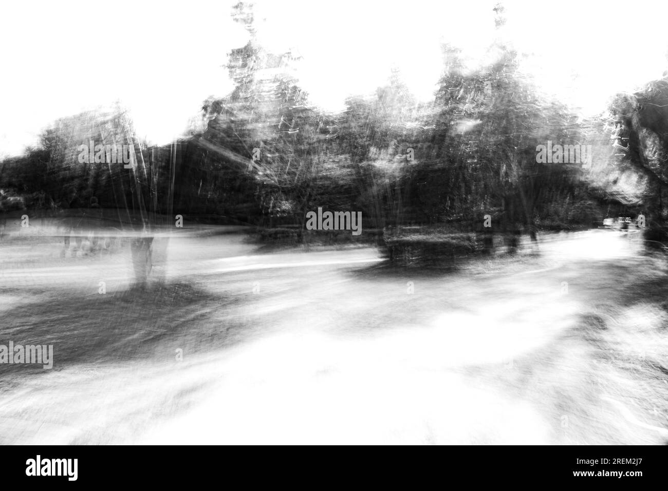 Photographie abstraite. Délibérément secoué, flou, exposé de manière incohérente. Photographie de rue créative traitée numériquement. Banque D'Images