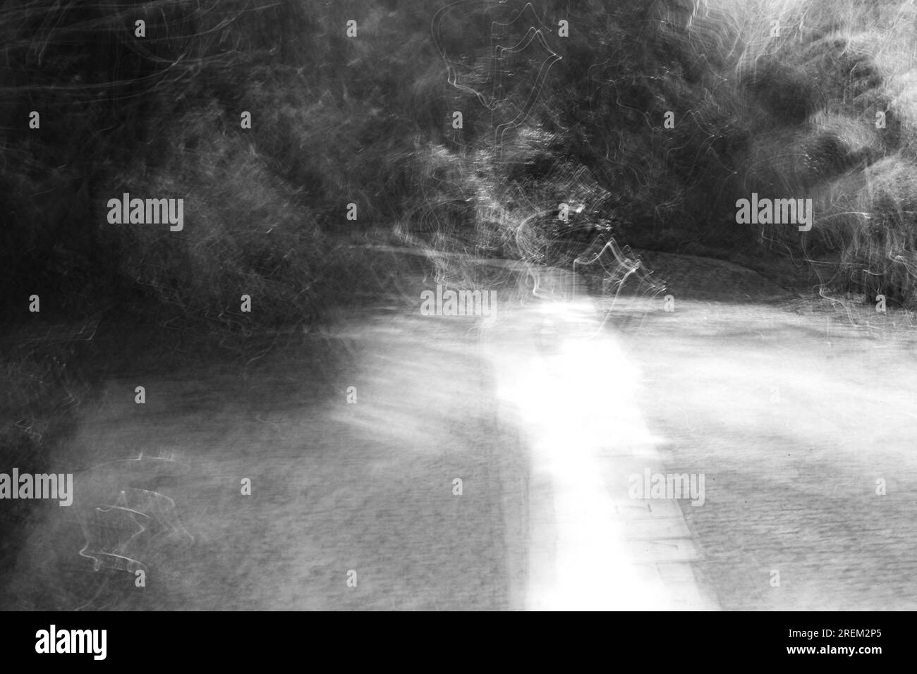 Photographie abstraite. Délibérément secoué, flou, exposé de manière incohérente. Photographie de rue créative traitée numériquement. Banque D'Images