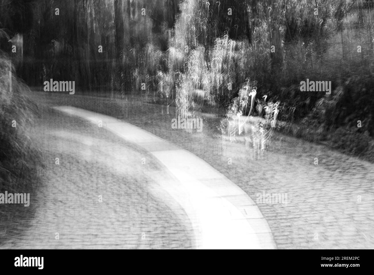 Photographie abstraite. Délibérément secoué, flou, exposé de manière incohérente. Photographie de rue créative traitée numériquement. Banque D'Images