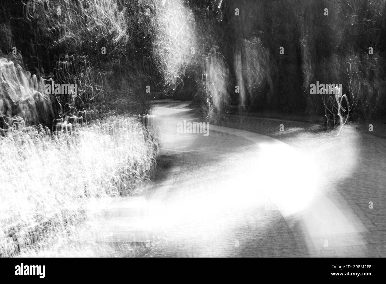 Photographie abstraite. Délibérément secoué, flou, exposé de manière incohérente. Photographie de rue créative traitée numériquement. Banque D'Images