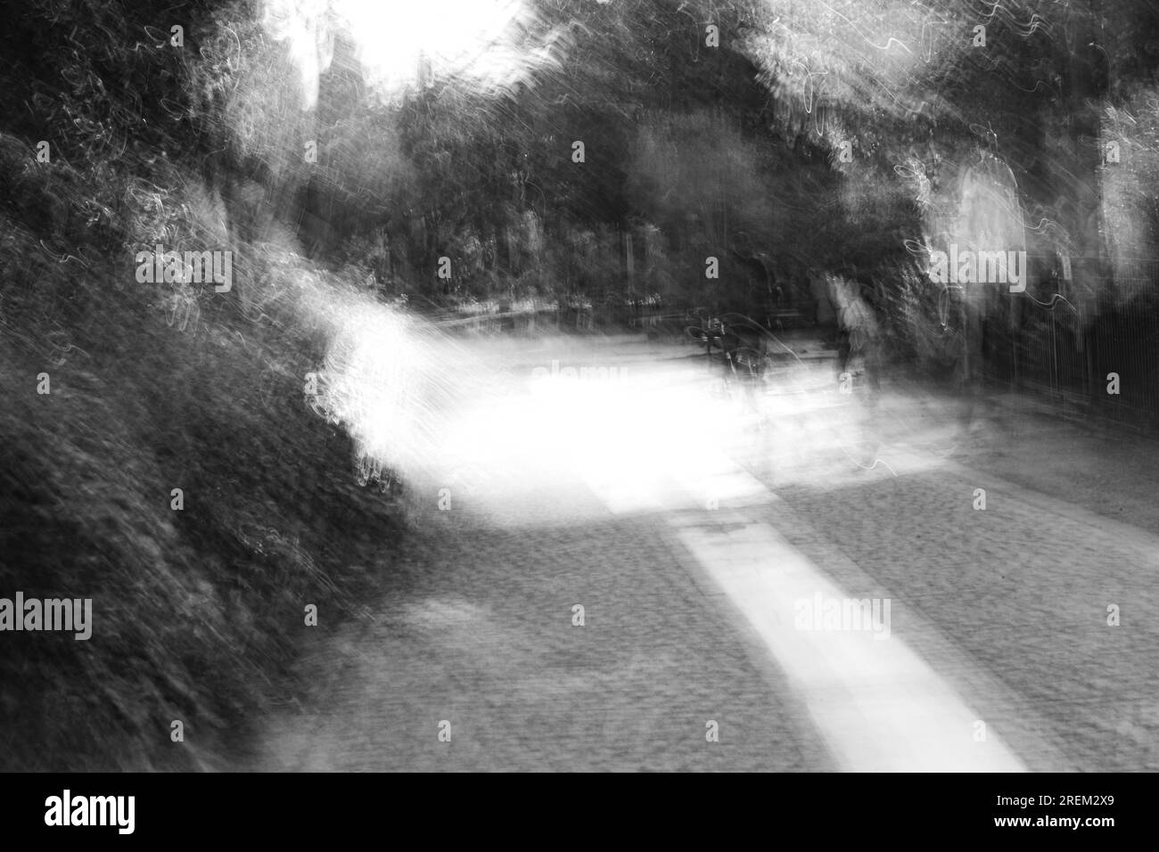 Photographie abstraite. Délibérément secoué, flou, exposé de manière incohérente. Photographie de rue créative traitée numériquement. Banque D'Images