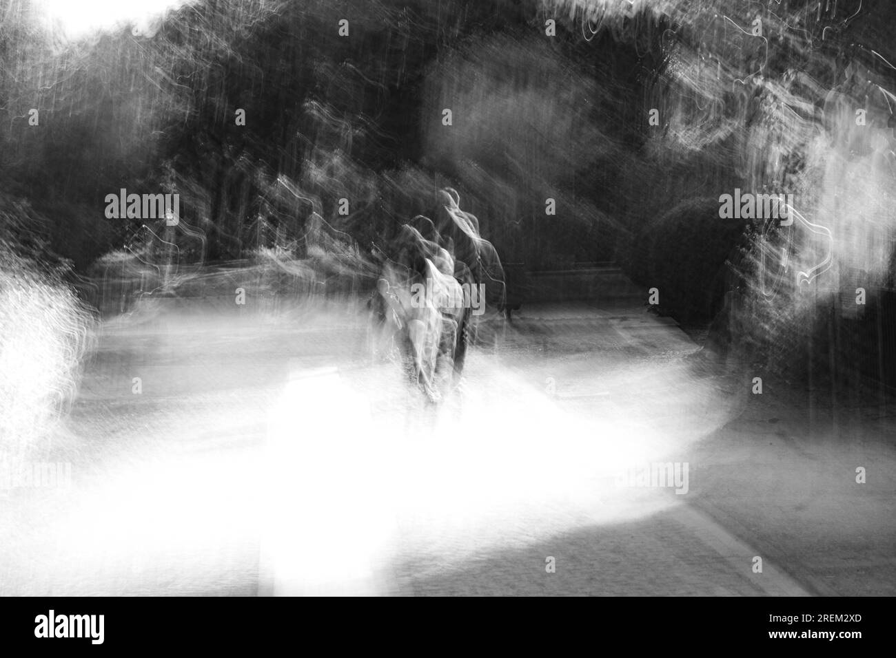 Photographie abstraite. Délibérément secoué, flou, exposé de manière incohérente. Photographie de rue créative traitée numériquement. Banque D'Images