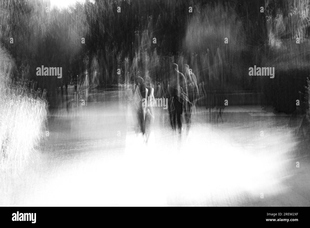 Photographie abstraite. Délibérément secoué, flou, exposé de manière incohérente. Photographie de rue créative traitée numériquement. Banque D'Images