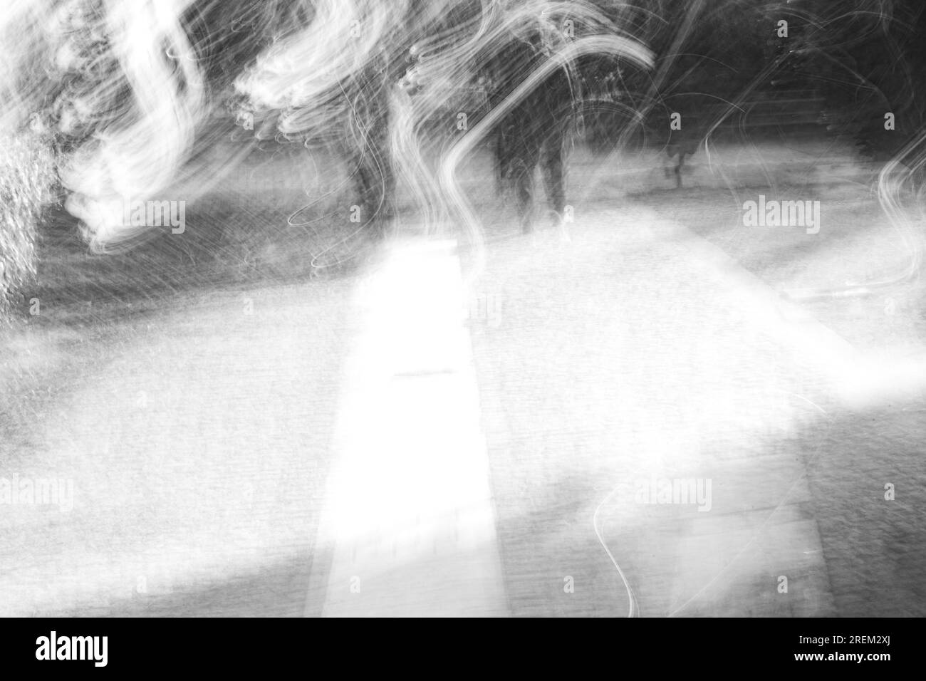 Photographie abstraite. Délibérément secoué, flou, exposé de manière incohérente. Photographie de rue créative traitée numériquement. Banque D'Images