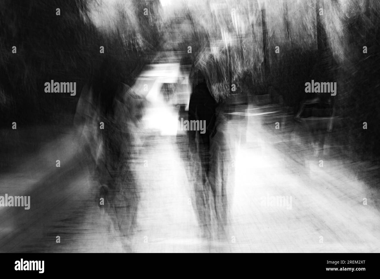 Photographie abstraite. Délibérément secoué, flou, exposé de manière incohérente. Photographie de rue créative traitée numériquement. Banque D'Images