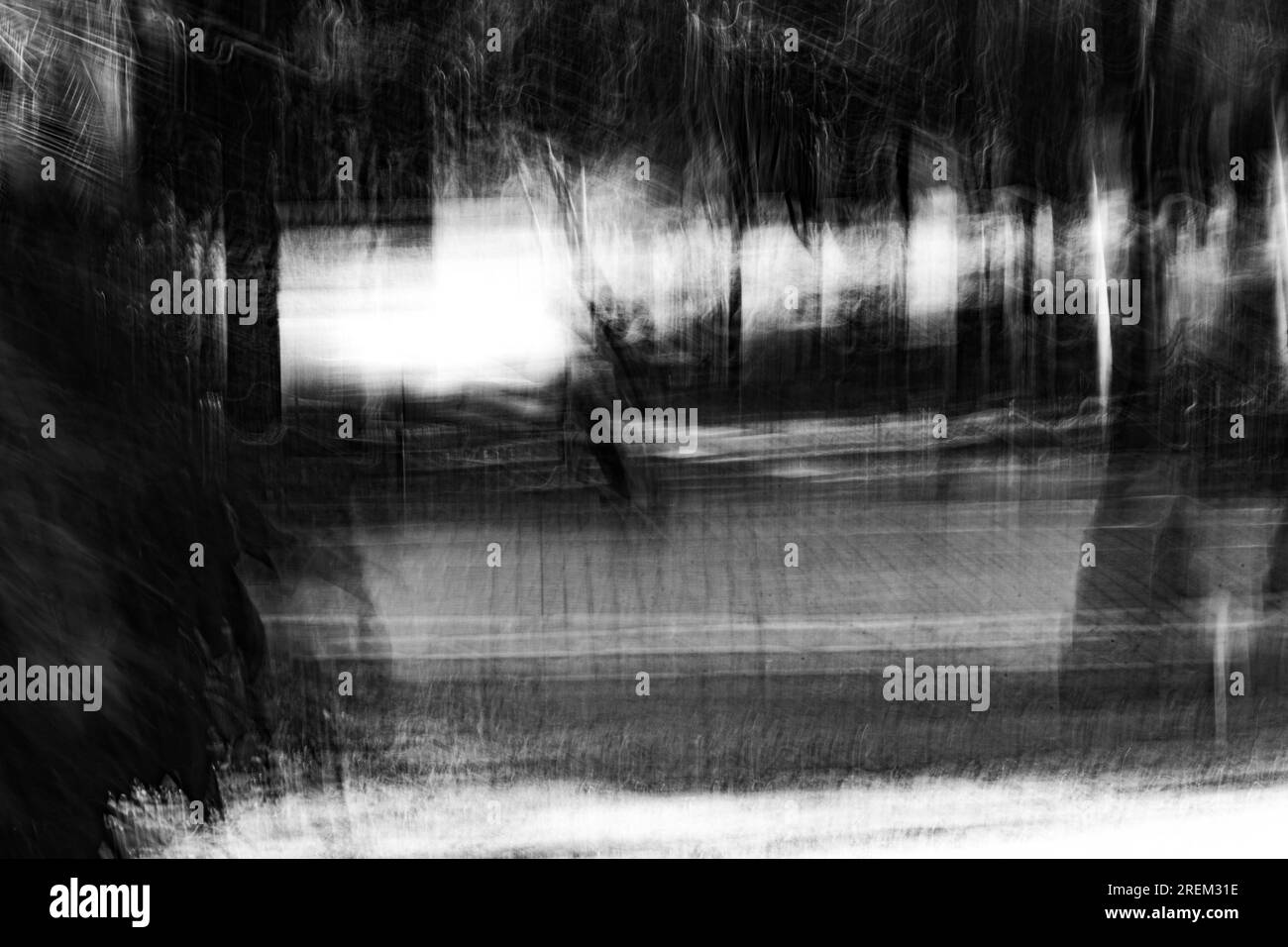 Photographie abstraite. Délibérément secoué, flou, exposé de manière incohérente. Photographie de rue créative traitée numériquement. Banque D'Images