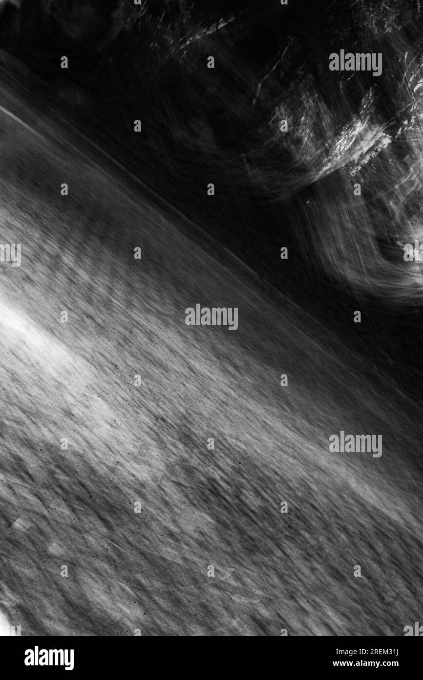 Photographie abstraite. Délibérément secoué, flou, exposé de manière incohérente. Photographie de rue créative traitée numériquement. Banque D'Images