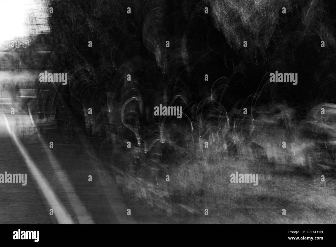 Photographie abstraite. Délibérément secoué, flou, exposé de manière incohérente. Photographie de rue créative traitée numériquement. Banque D'Images