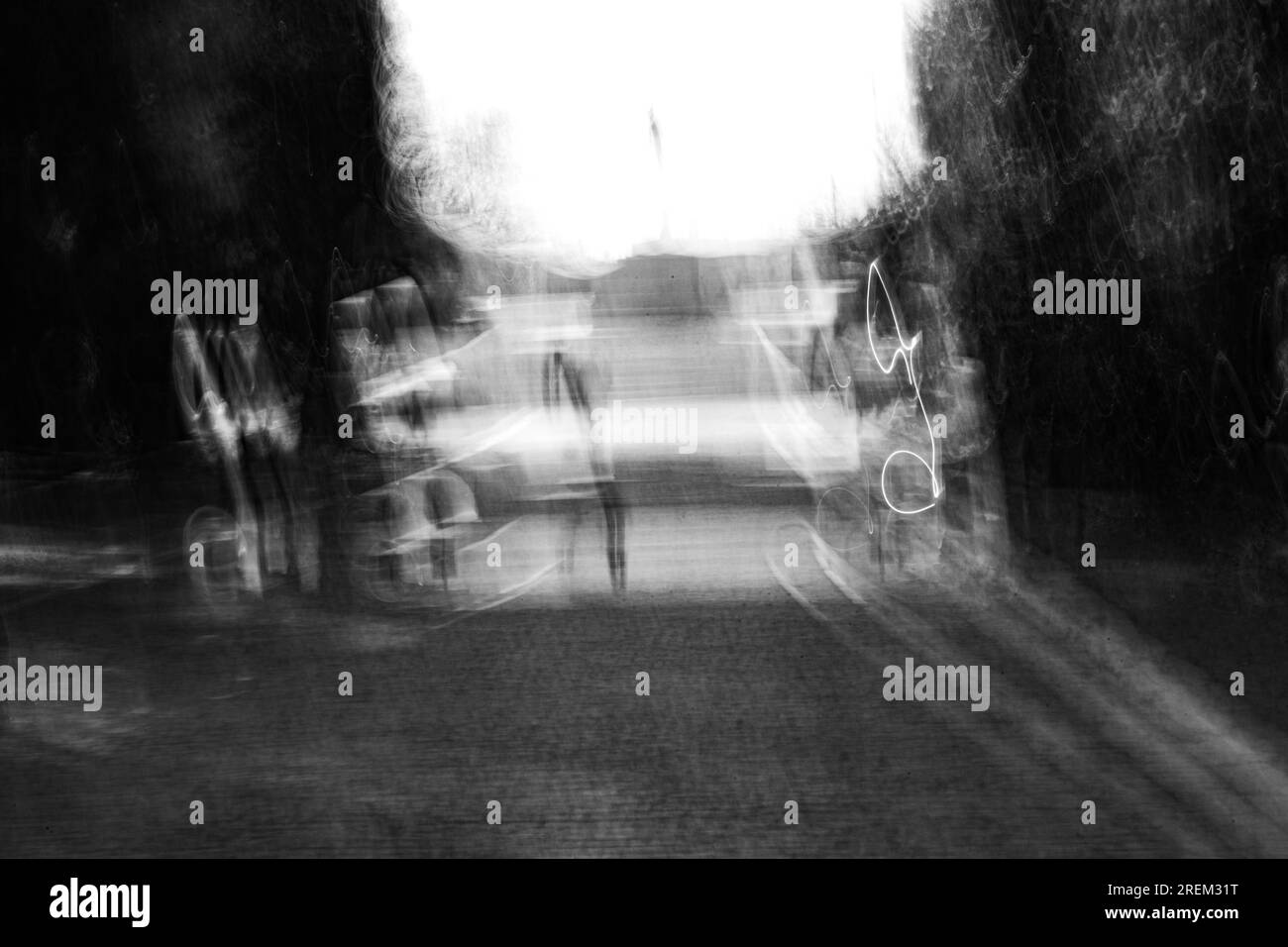 Photographie abstraite. Délibérément secoué, flou, exposé de manière incohérente. Photographie de rue créative traitée numériquement. Banque D'Images