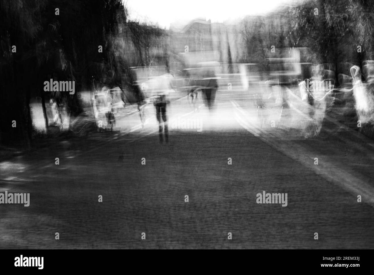 Photographie abstraite. Délibérément secoué, flou, exposé de manière incohérente. Photographie de rue créative traitée numériquement. Banque D'Images