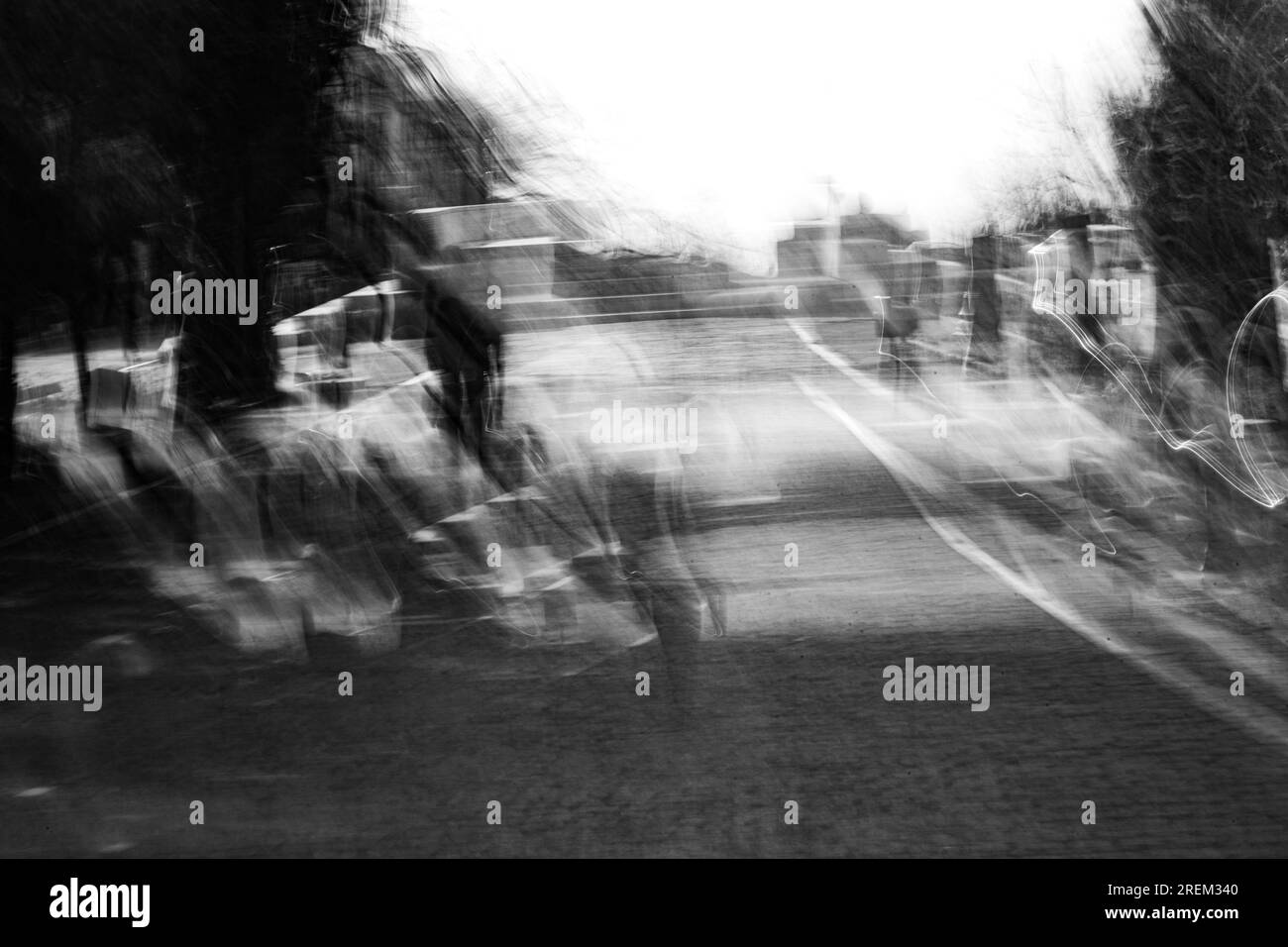 Photographie abstraite. Délibérément secoué, flou, exposé de manière incohérente. Photographie de rue créative traitée numériquement. Banque D'Images