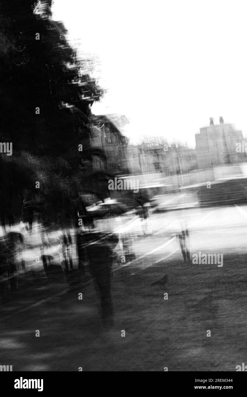 Photographie abstraite. Délibérément secoué, flou, exposé de manière incohérente. Photographie de rue créative traitée numériquement. Banque D'Images