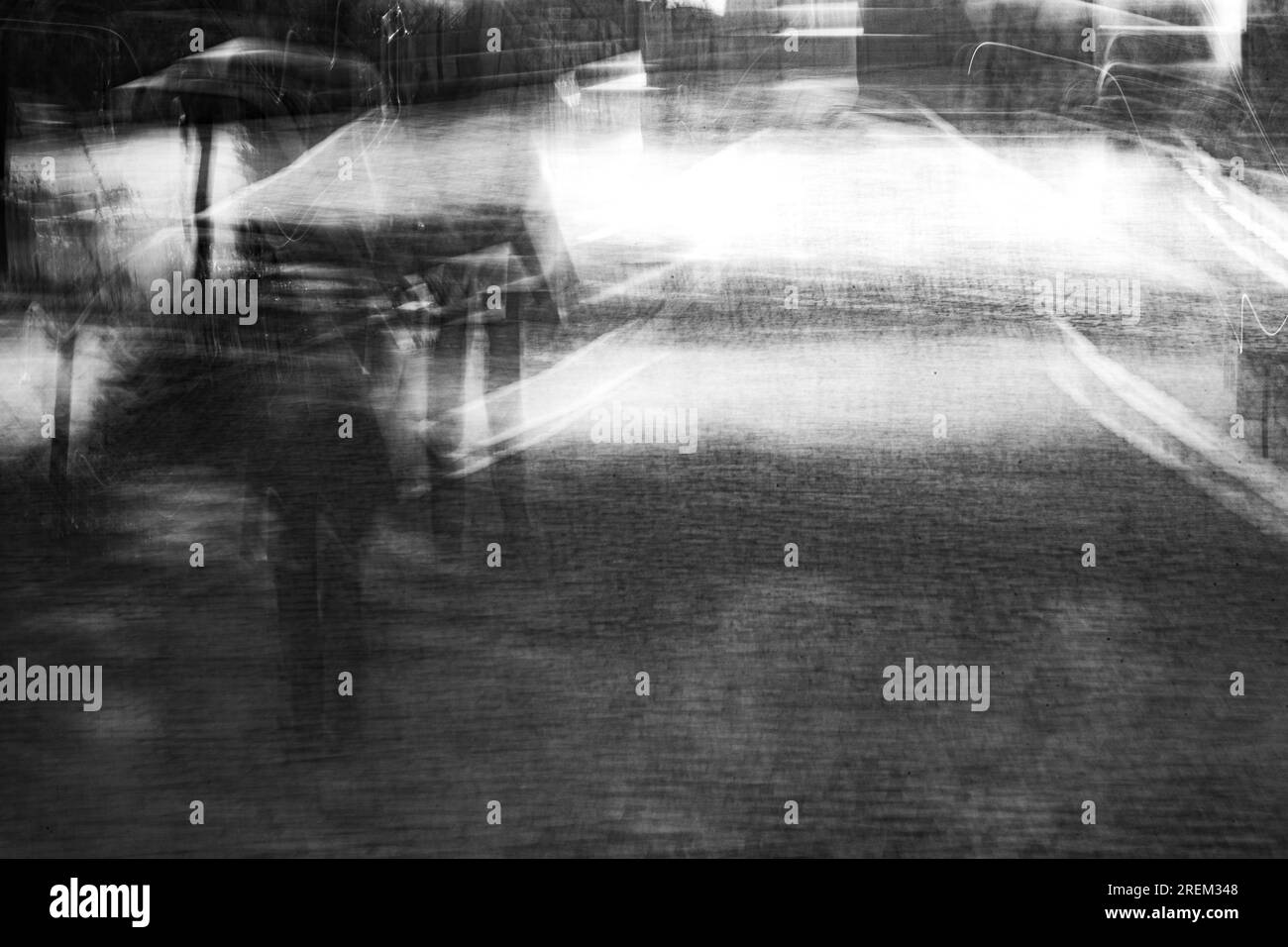 Photographie abstraite. Délibérément secoué, flou, exposé de manière incohérente. Photographie de rue créative traitée numériquement. Banque D'Images