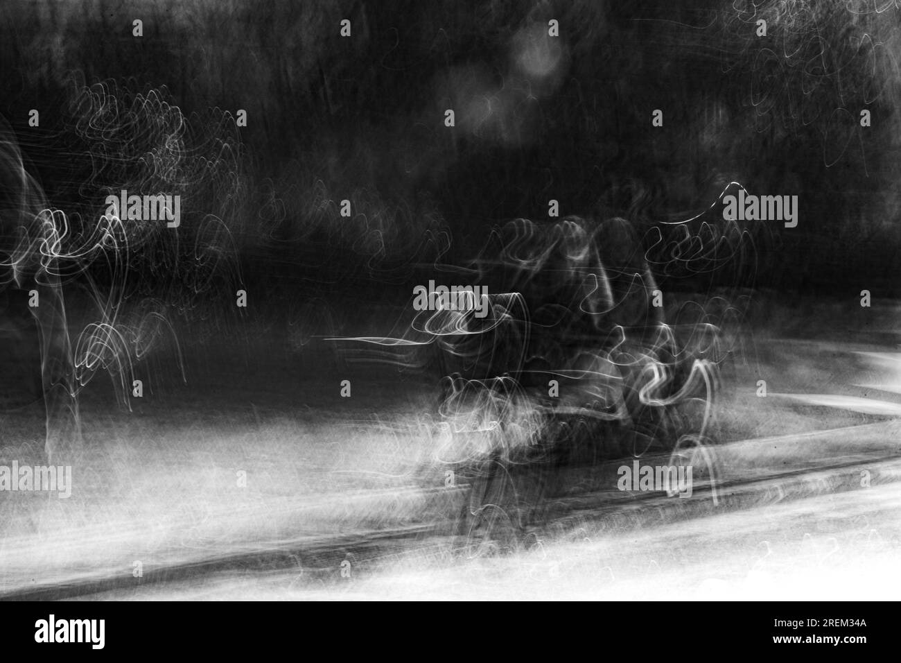 Photographie abstraite. Délibérément secoué, flou, exposé de manière incohérente. Photographie de rue créative traitée numériquement. Banque D'Images