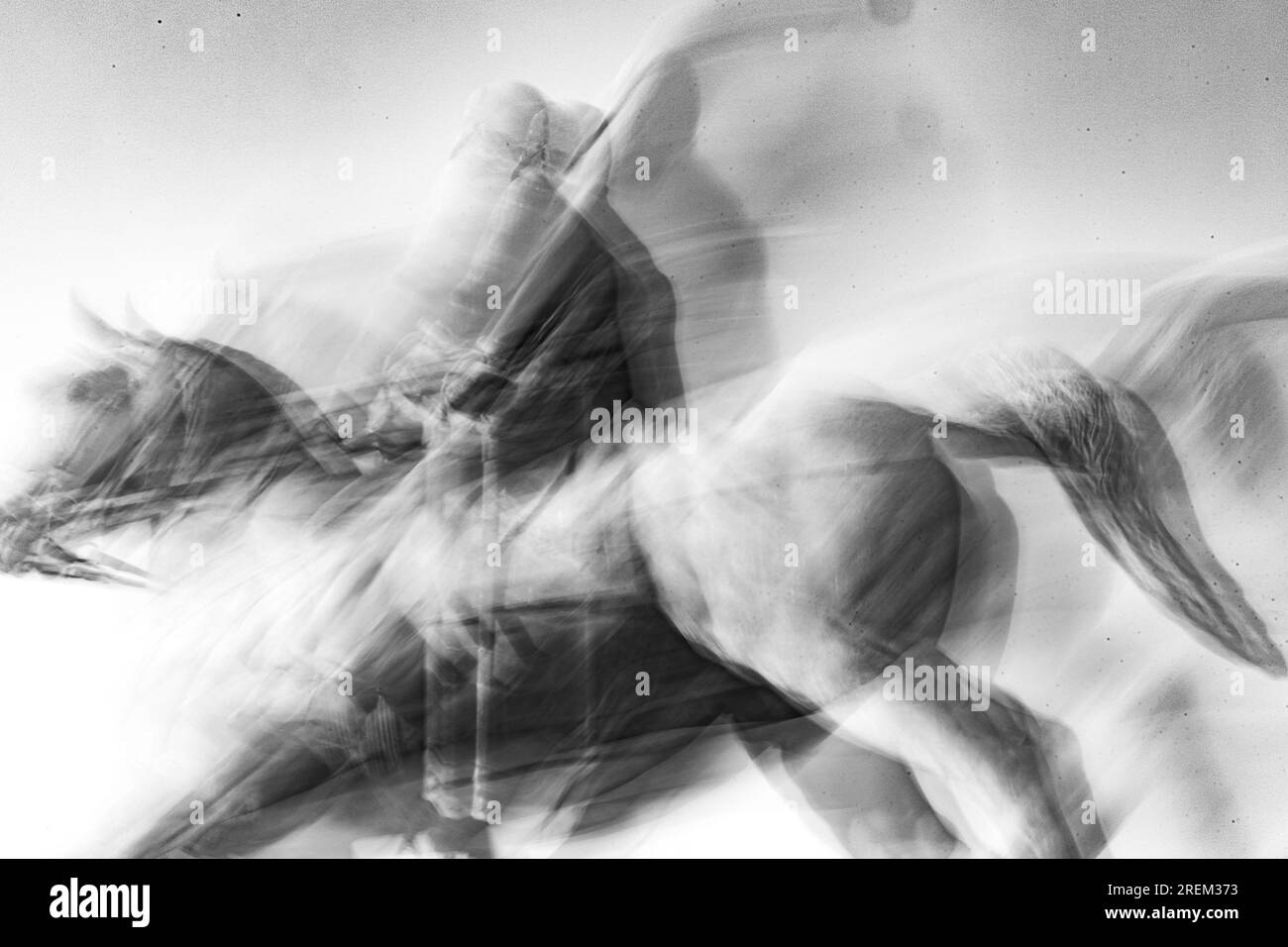 Photographie abstraite. Délibérément secoué, flou, exposé de manière incohérente. Photographie de rue créative traitée numériquement. Banque D'Images