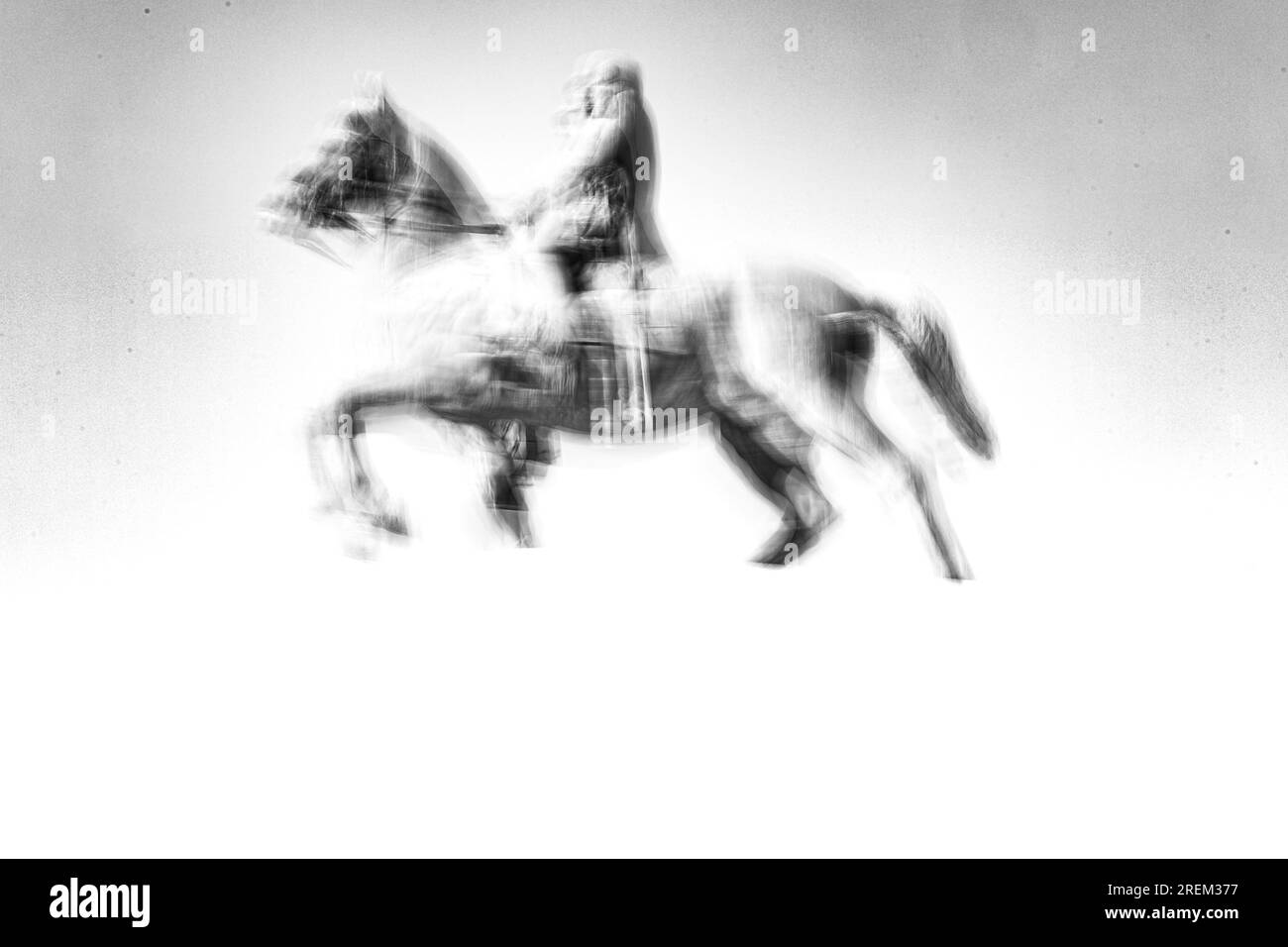 Photographie abstraite. Délibérément secoué, flou, exposé de manière incohérente. Photographie de rue créative traitée numériquement. Banque D'Images