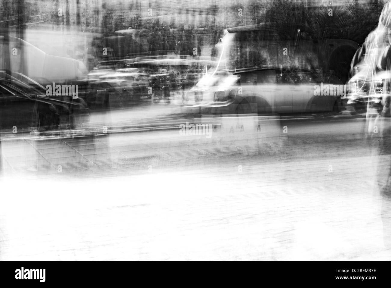 Photographie abstraite. Délibérément secoué, flou, exposé de manière incohérente. Photographie de rue créative traitée numériquement. Banque D'Images