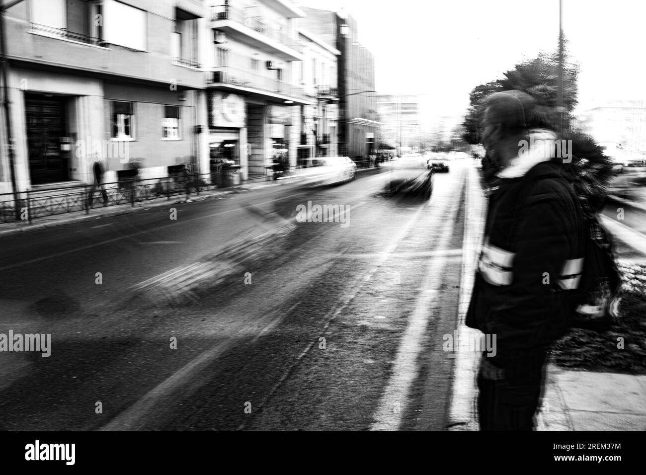 Photographie abstraite. Délibérément secoué, flou, exposé de manière incohérente. Photographie de rue créative traitée numériquement. Banque D'Images