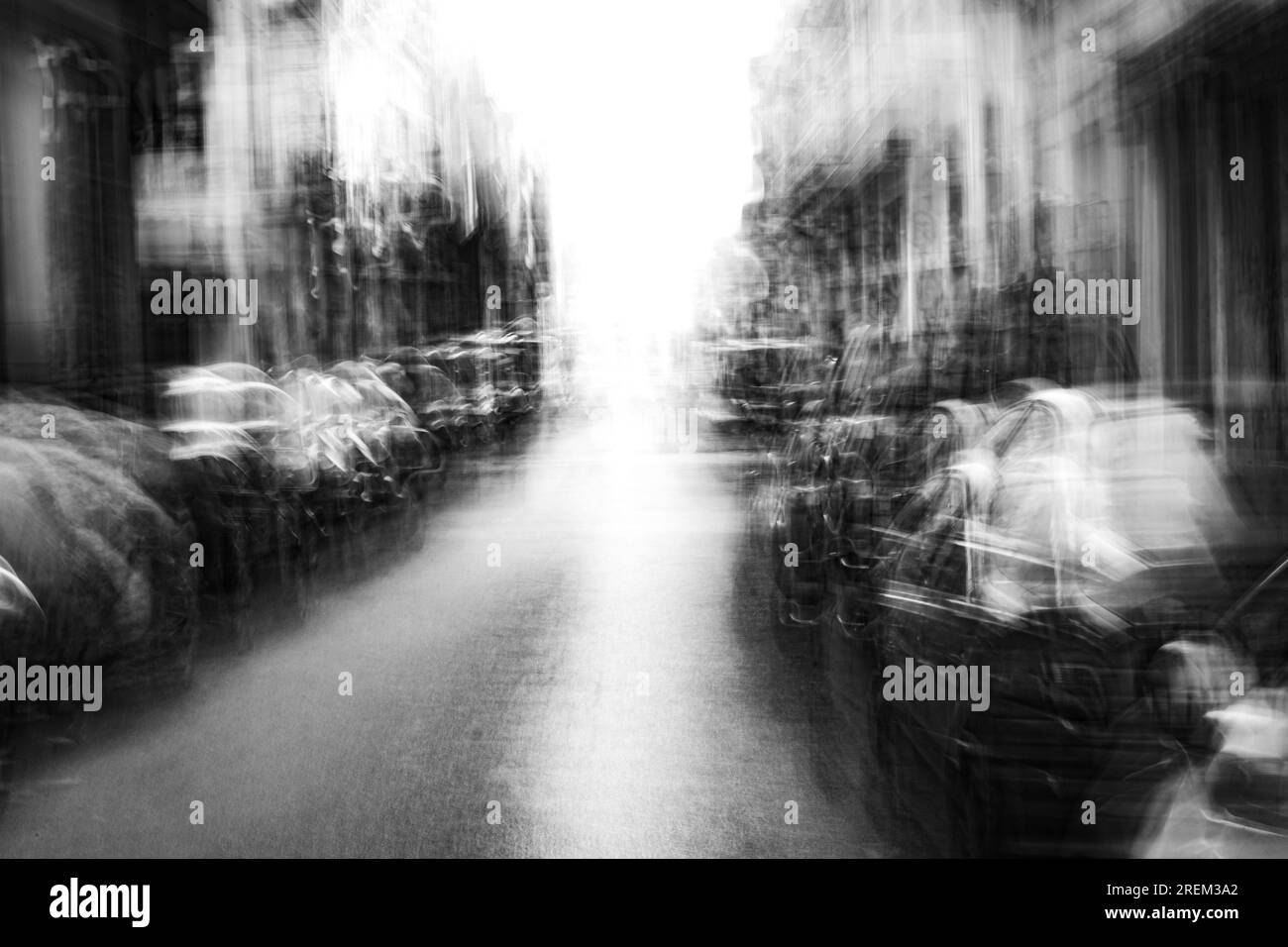 Photographie abstraite. Délibérément secoué, flou, exposé de manière incohérente. Photographie de rue créative traitée numériquement. Banque D'Images