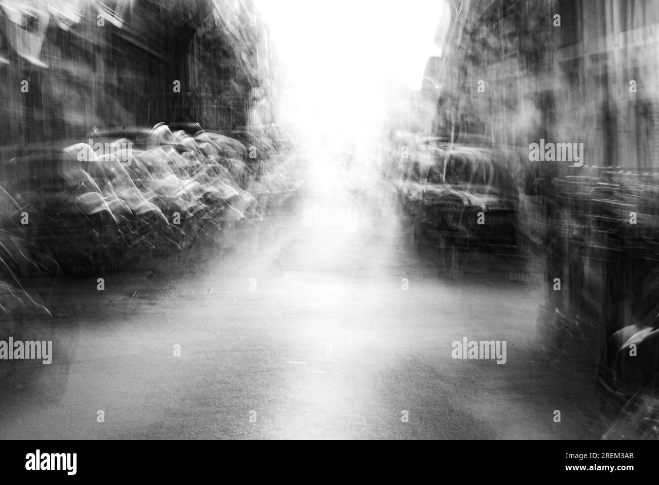 Photographie abstraite. Délibérément secoué, flou, exposé de manière incohérente. Photographie de rue créative traitée numériquement. Banque D'Images