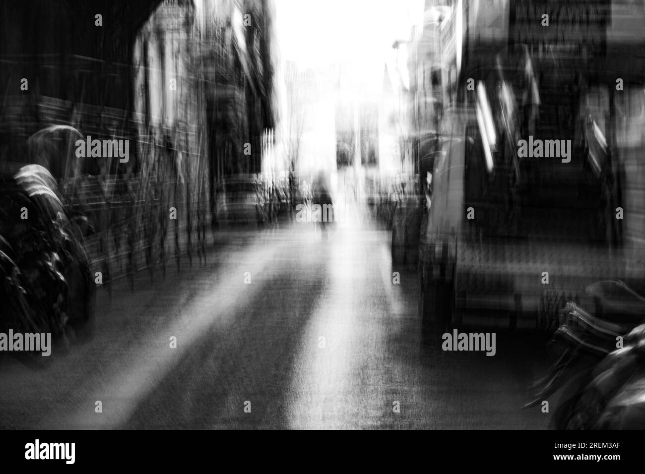 Photographie abstraite. Délibérément secoué, flou, exposé de manière incohérente. Photographie de rue créative traitée numériquement. Banque D'Images